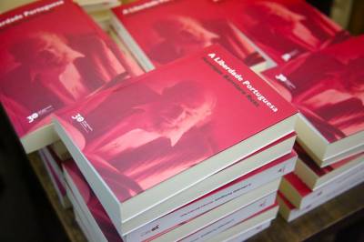 Uma homenagem em forma de livro - A...